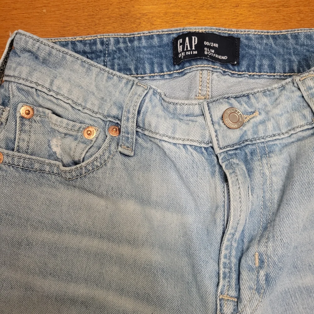 GAP Slim Boyfriend Jeans Light Blue Wash With Light Whiskering | Size 24R | 00 - Picture 2 of 11